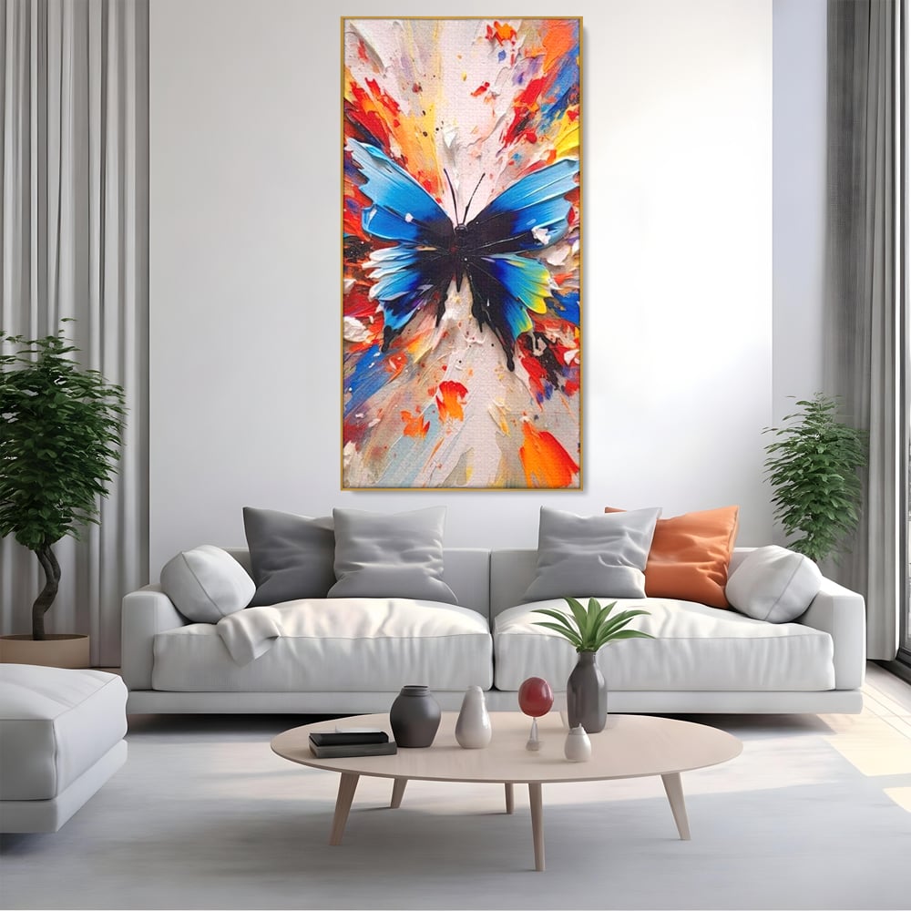 Tablou canvas cu tablou canvas cu fluture albastru, in rama de aluminiu auriu, pe perete intr-un living